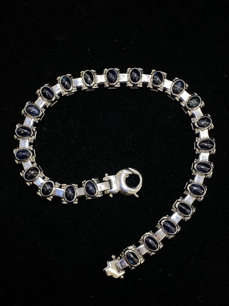 bracciale in oro bianco con zaffiri naturali taglio cabocon