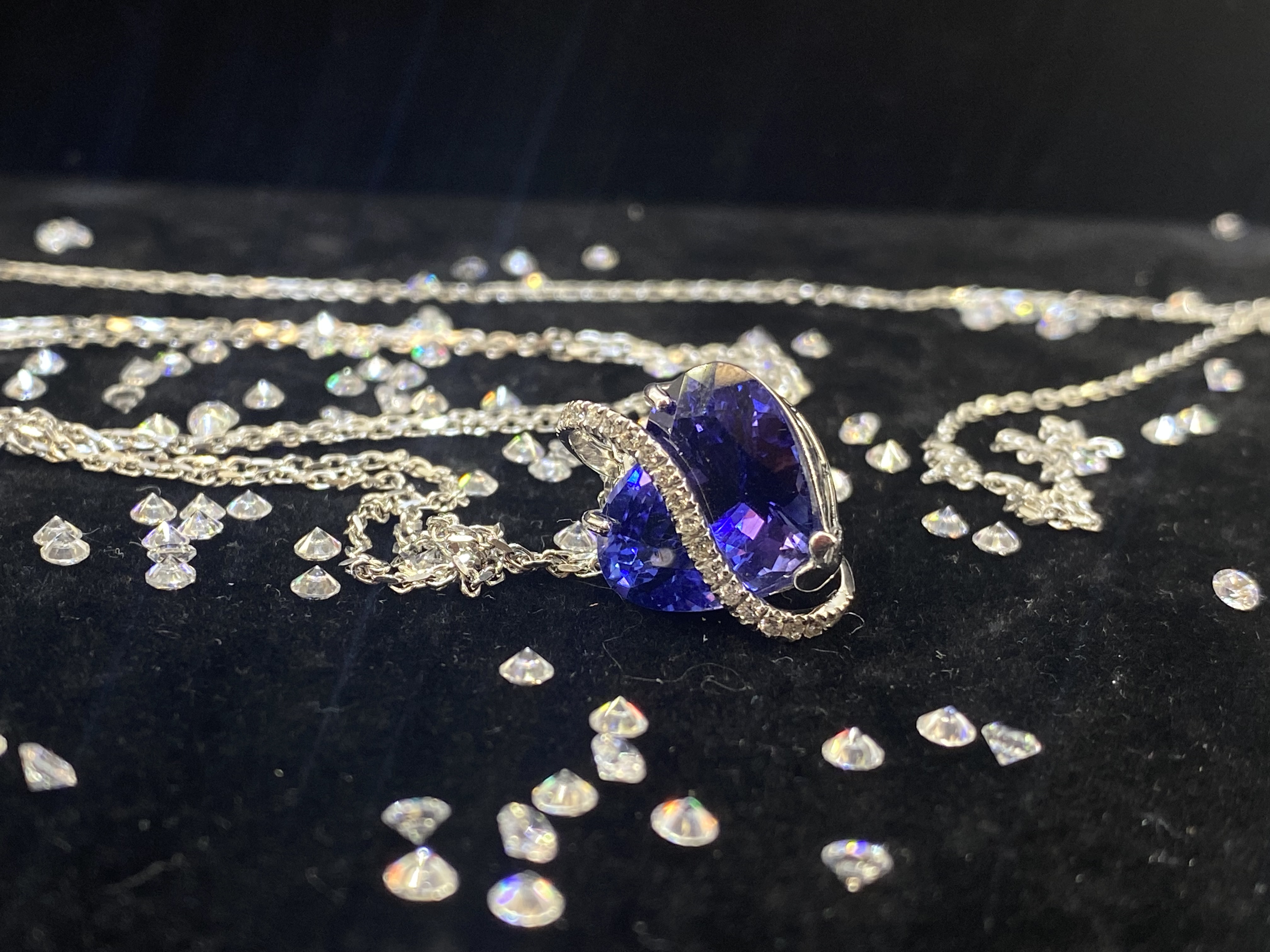 pendente in oro bianco con diamanti e tanzanite taglio cuore