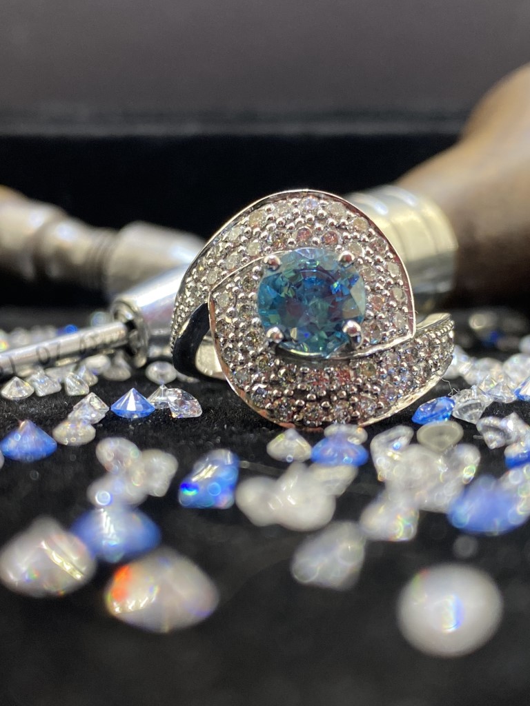anello in oro bianco con diamanti e zircone naturale